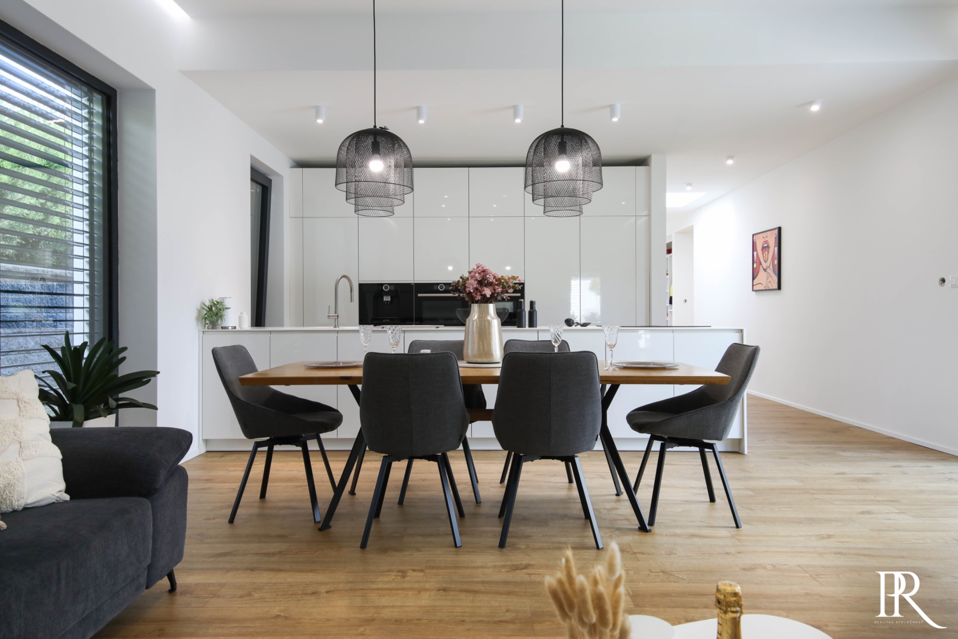 NÁDHERNÝ PRIESTRANNÝ RD S BAZÉNOM NA PRIESTRANNOM POZEMKU