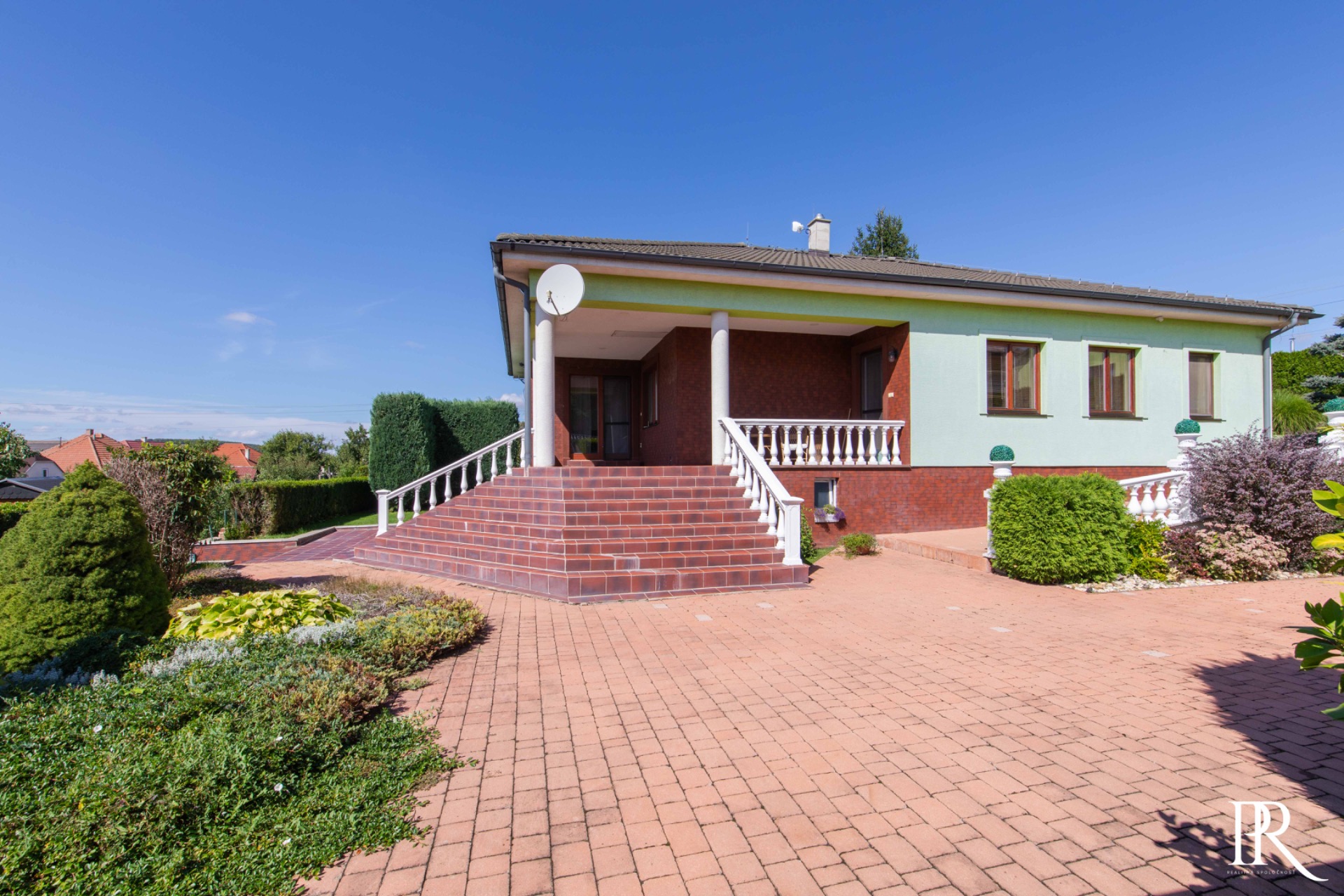 JEDINEČNÝ 5 IZ. RODINNÝ DOM S BAZÉNOM A KRÁSNOU ZÁHRADOU